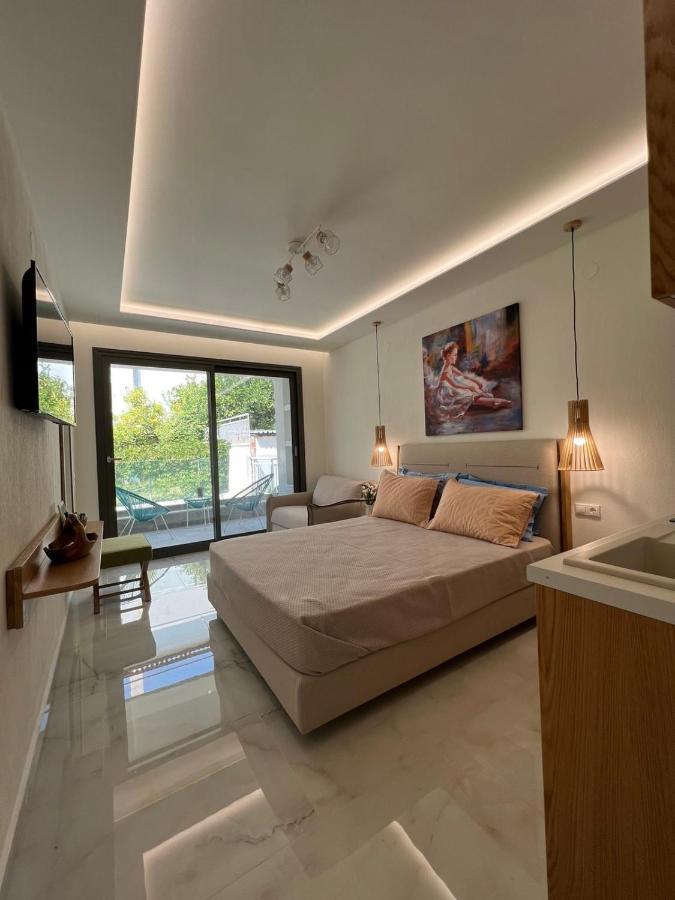 Wide Blue Luxury Boutique Suites Neos Marmaras Exteriör bild